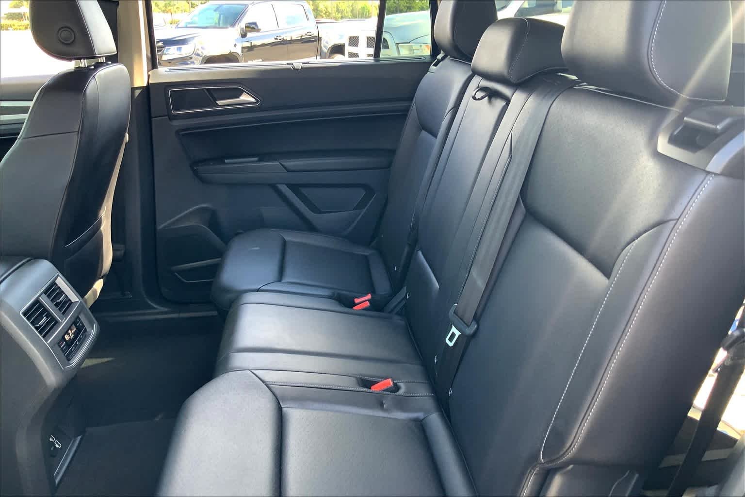 Used 2018 Deep Black Pearl Volkswagen 3.6L V6 SE w/Technology image 20
