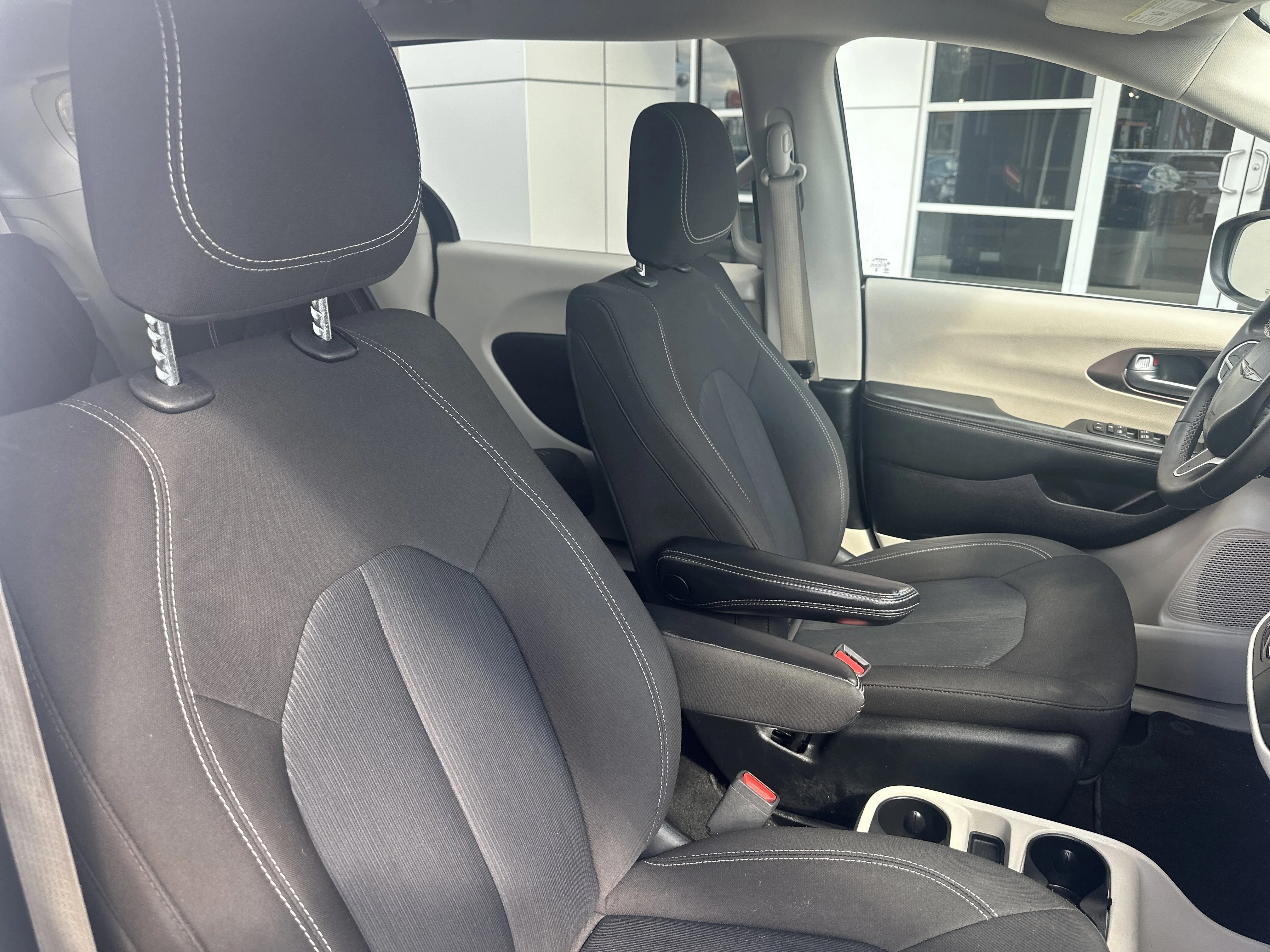 2023 Chrysler Voyager LX - Photo 30