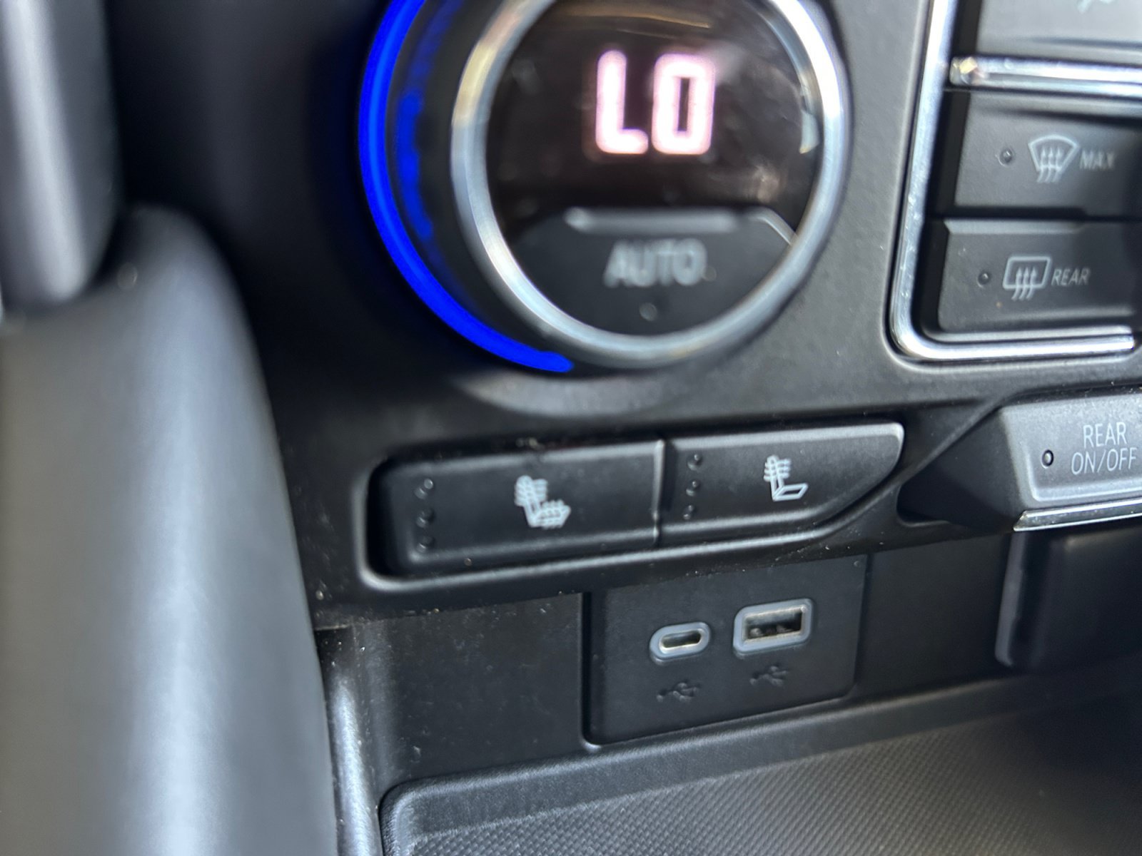 Used 2022 Summit White Chevrolet Z71 image 21
