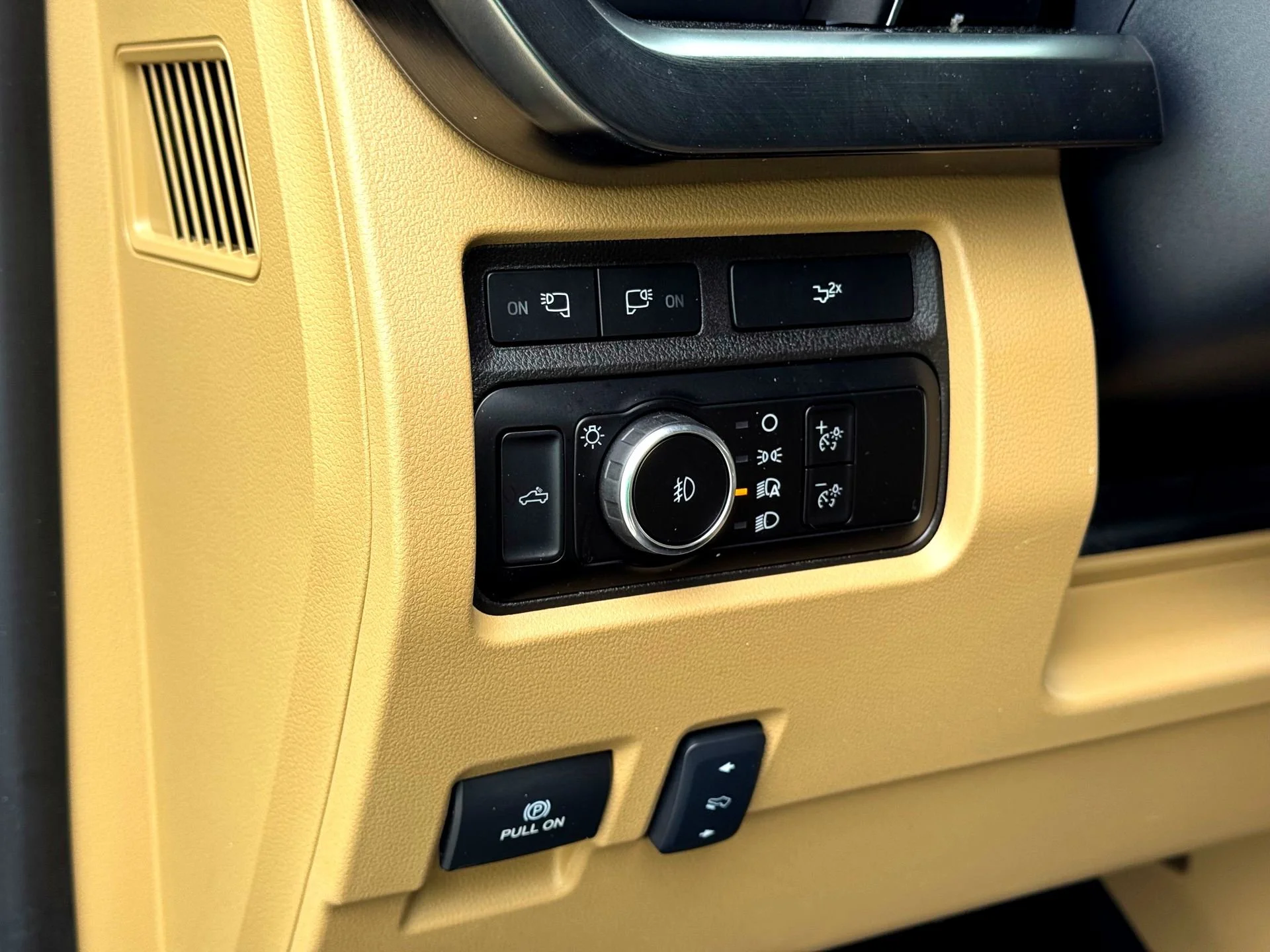 Used 2024  Ford Lariat image 14