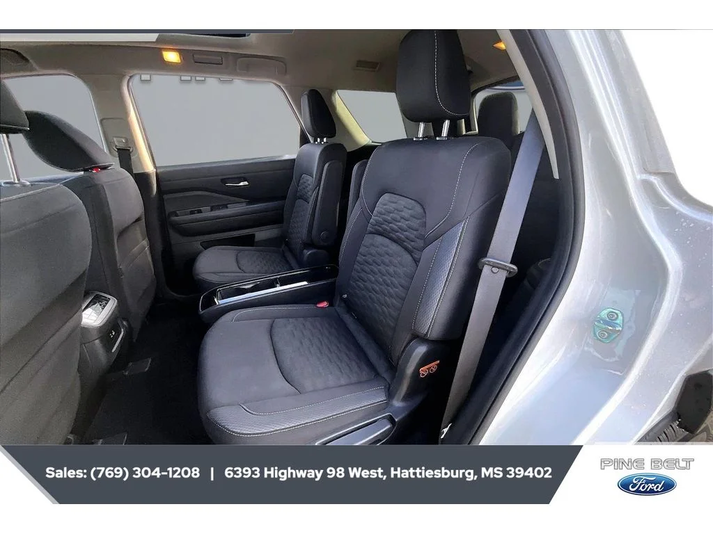 Used 2022 Glacier White Nissan SV image 18