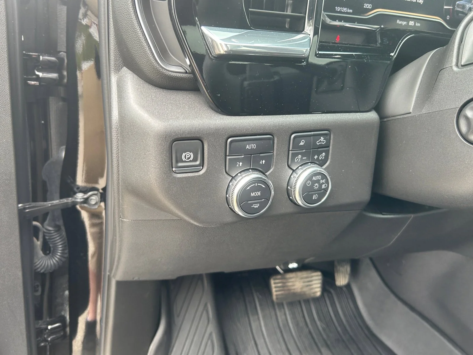 Used 2025 Black GMC SLT Crew Cab image 16