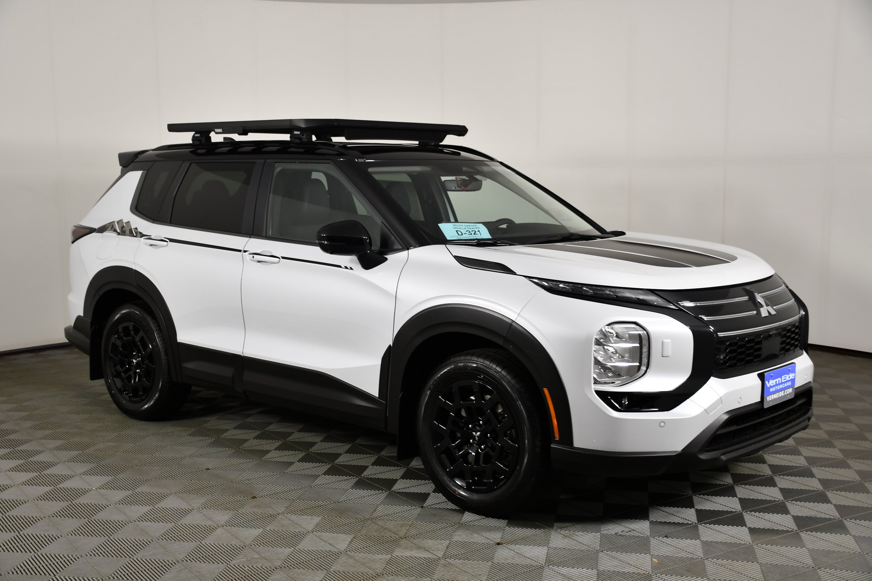 New 2026 White Diamond/Black Roof Mitsubishi Trail Edition image 4