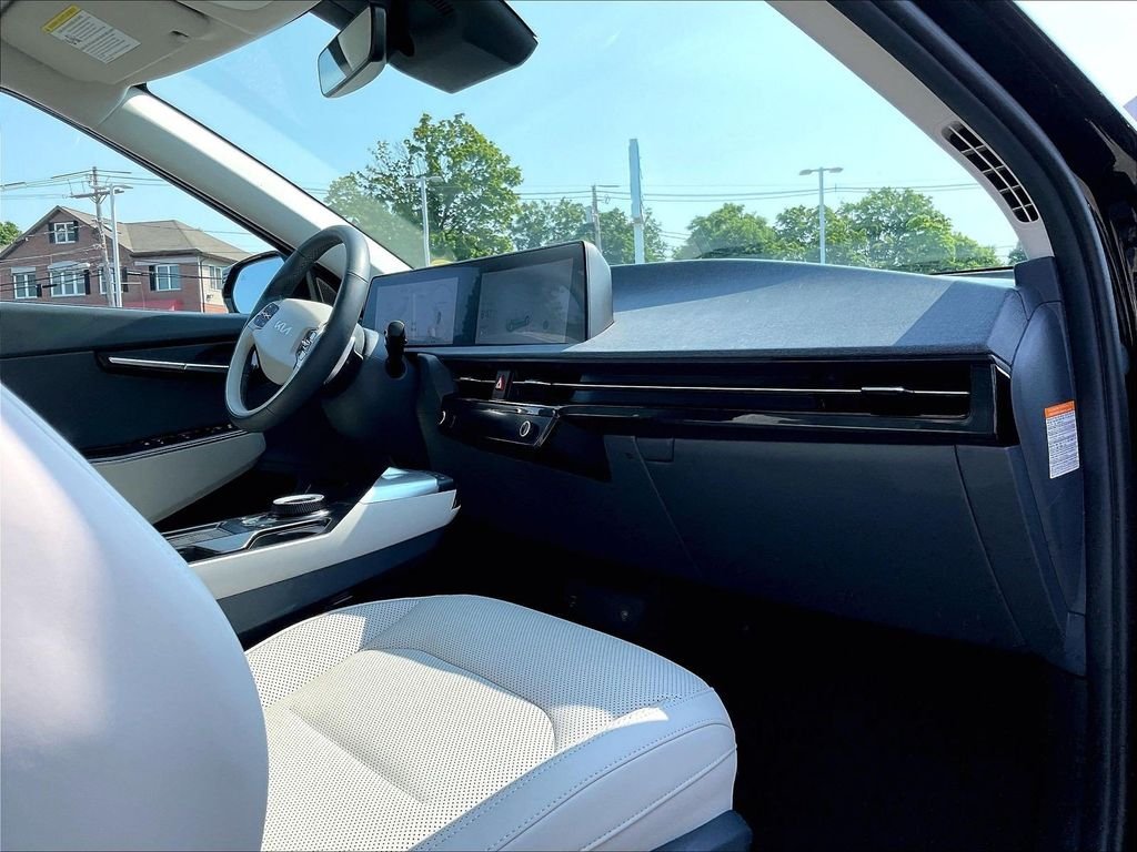 Used 2022 Black Kia Wind image 14