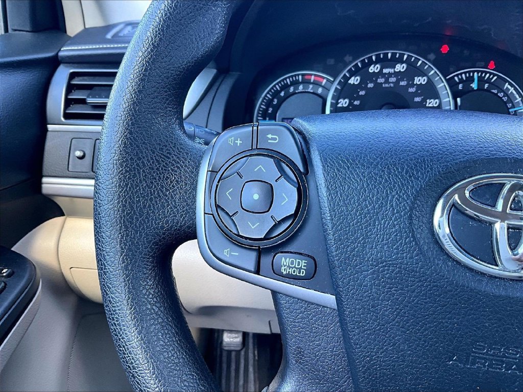 Used 2012  Toyota LE image 22