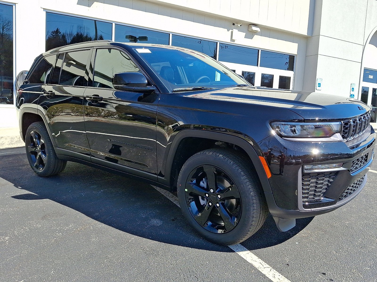 New 2026 Diamond Black Crystal Pearl-Coat Exterior Paint Jeep Limited image 2