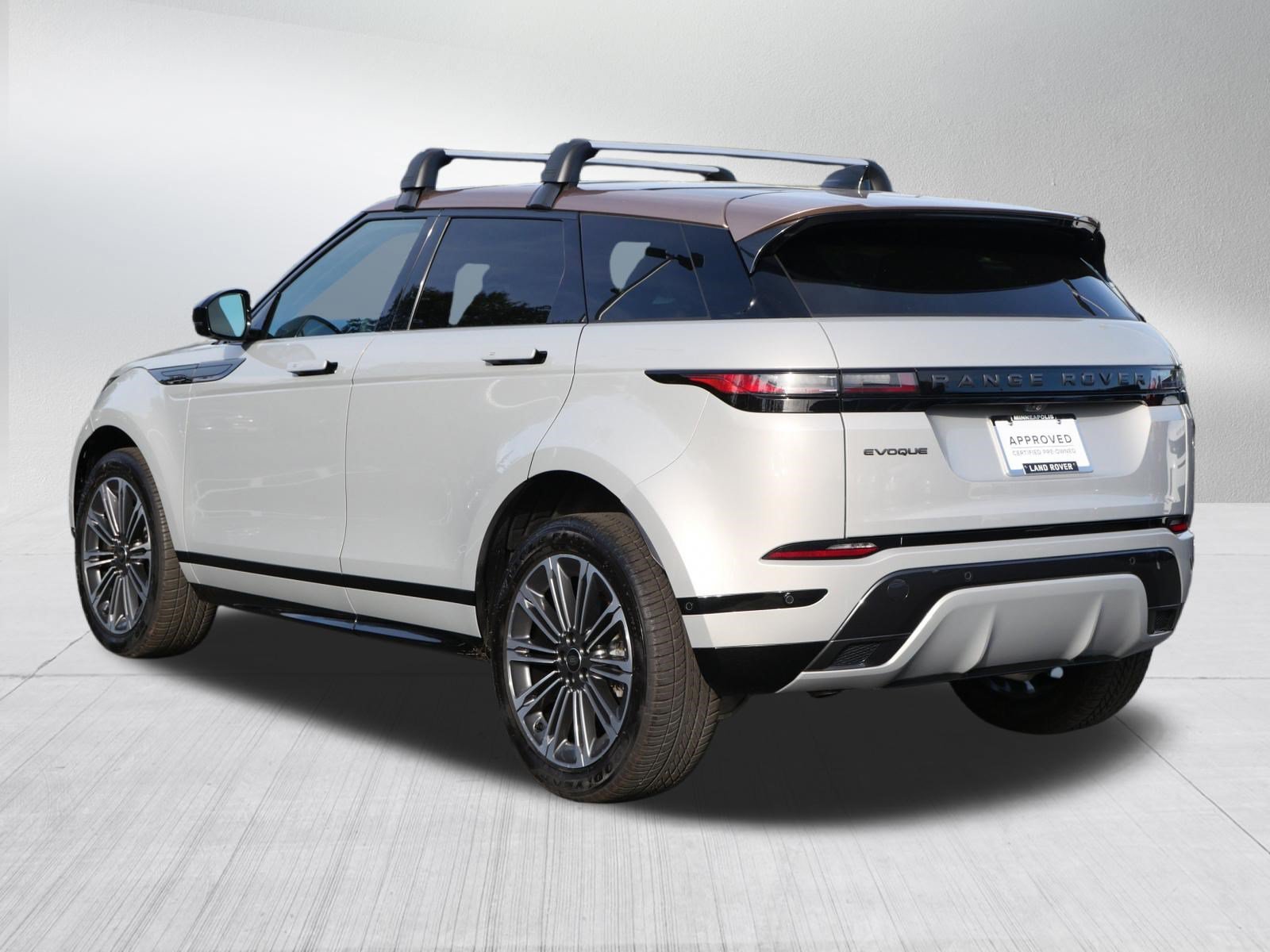 Certified Used 2026 Seoul Pearl Silver Metallic Land Rover Dynamic SE image 3