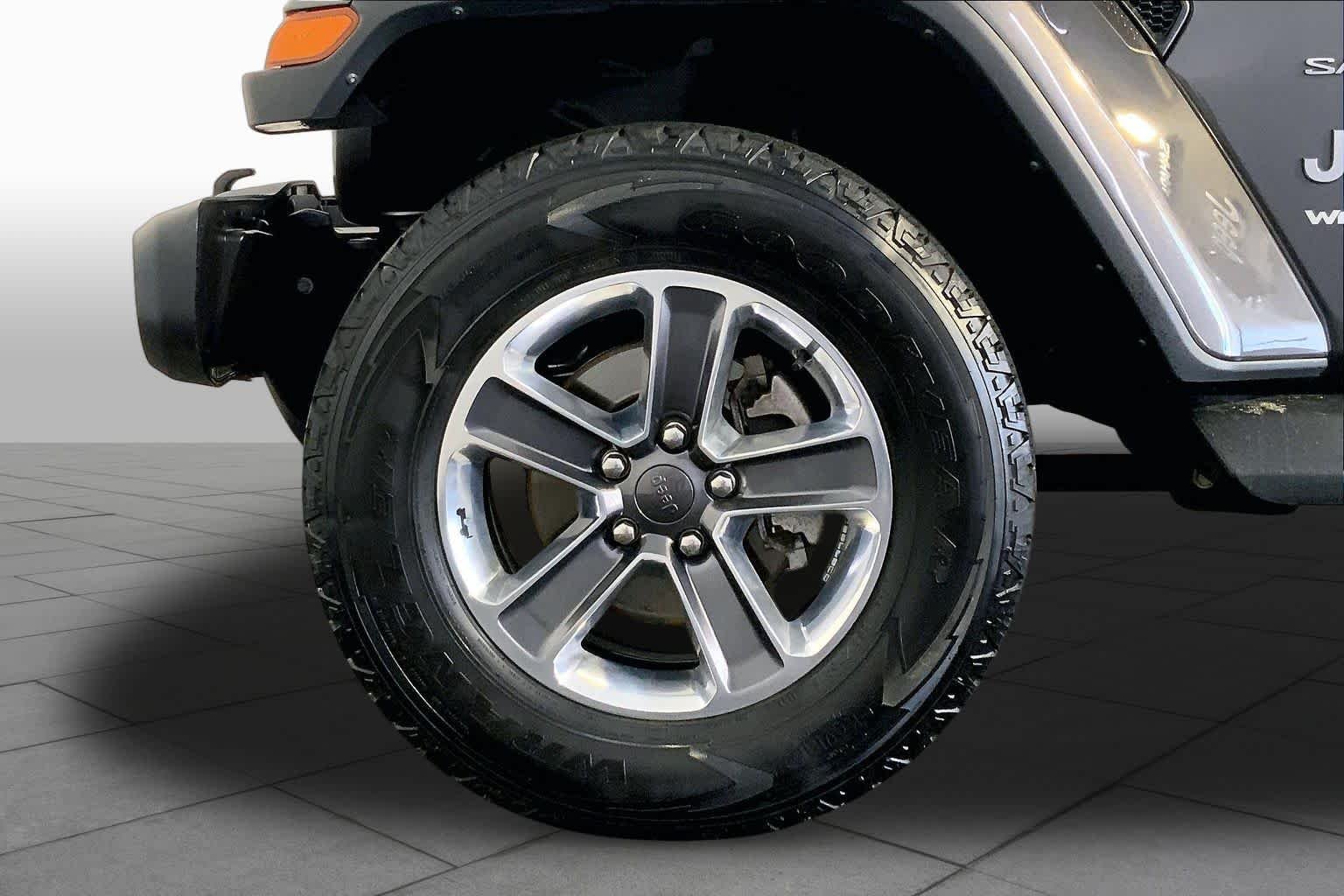 Used 2022 Granite Crystal Metallic Clearcoat Jeep Unlimited Sahara image 11