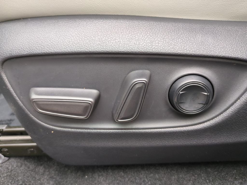 Used 2022  Toyota XLE Premium image 16