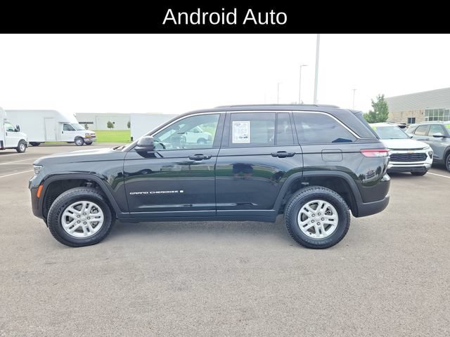 Used 2025  Jeep Laredo image 4
