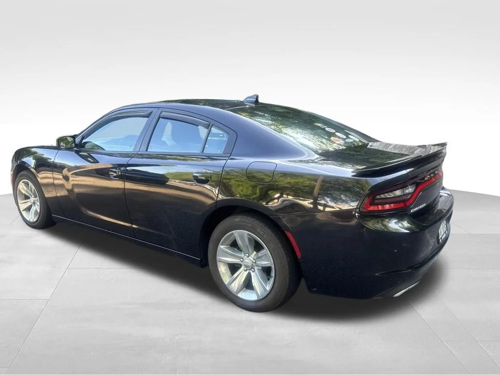 Used 2016 Black Dodge SXT image 2