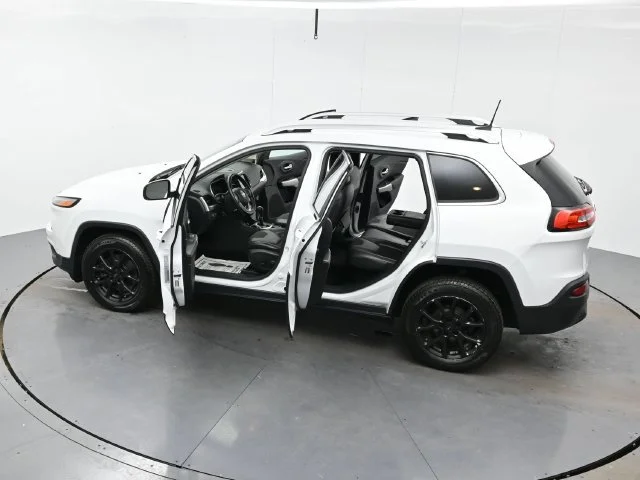 Used 2018 Bright White Clearcoat Jeep Latitude Plus image 41