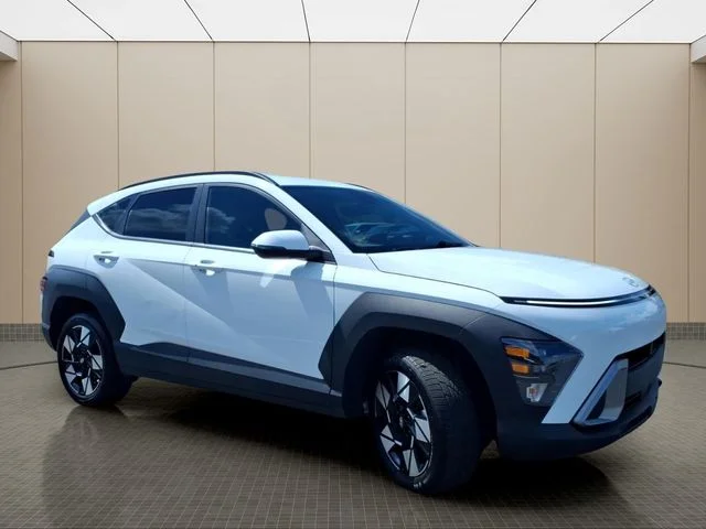 Used 2025 White Hyundai SEL image 5
