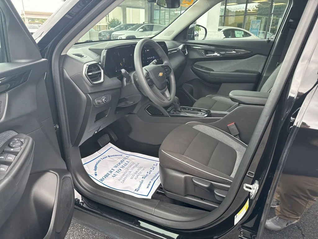 Used 2025 Mosaic Black Metallic Chevrolet LT image 10
