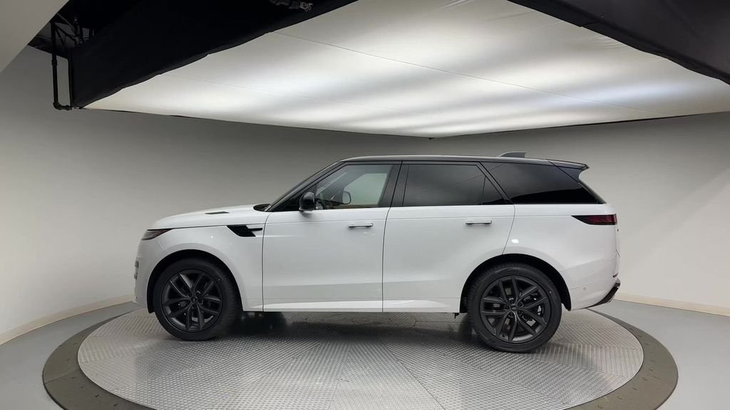 Used 2024 Fuji White Land Rover Dynamic SE image 5