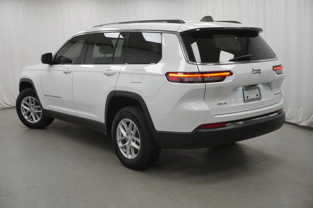 Used 2023 White/off-white Jeep Laredo image 14