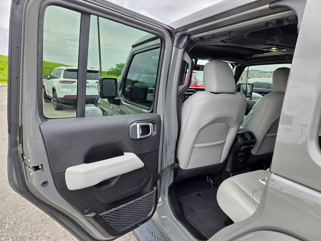 Used 2023 Gray Jeep Sahara image 29