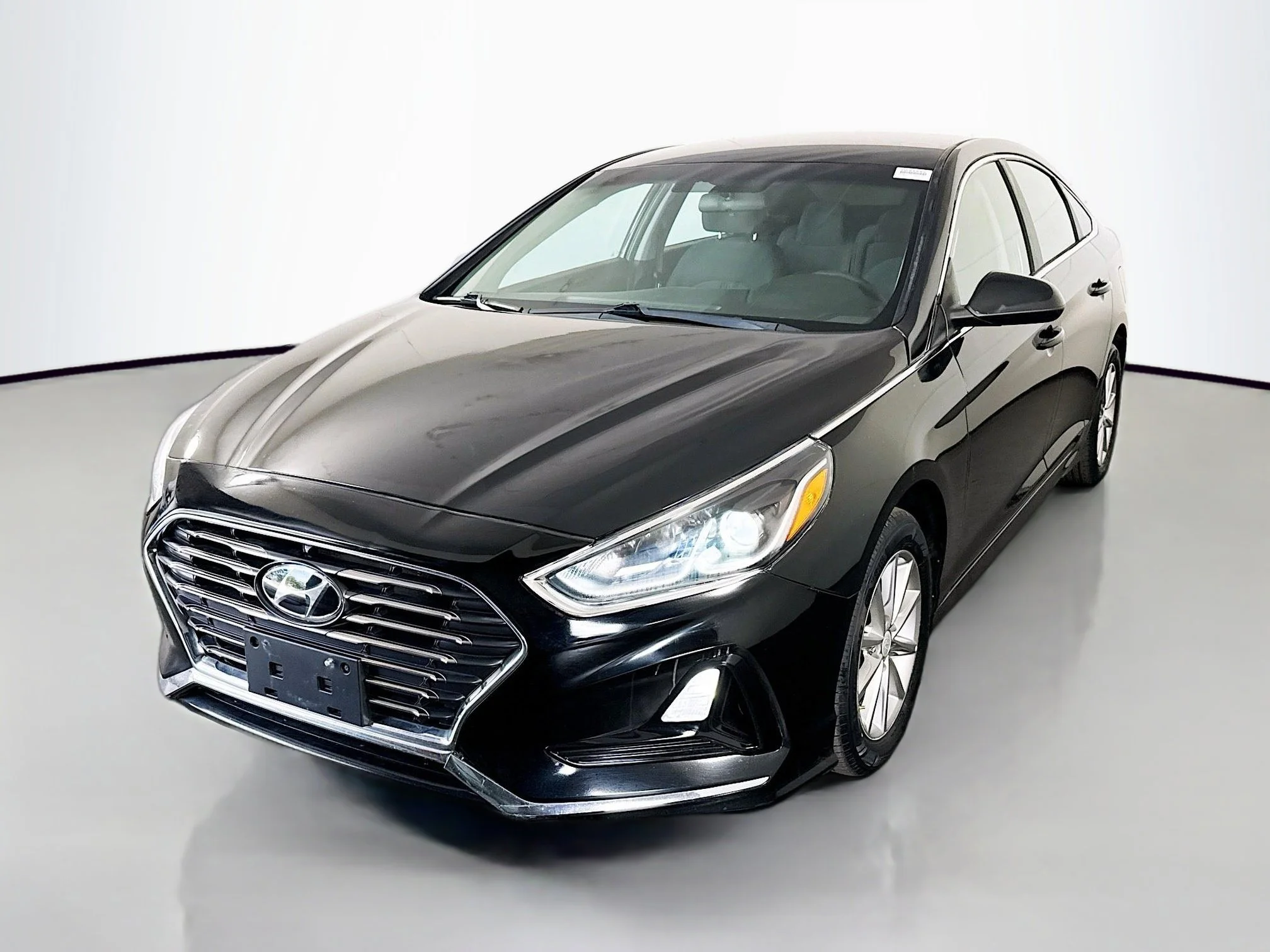 Used 2018 Phantom Black Hyundai SE image 3