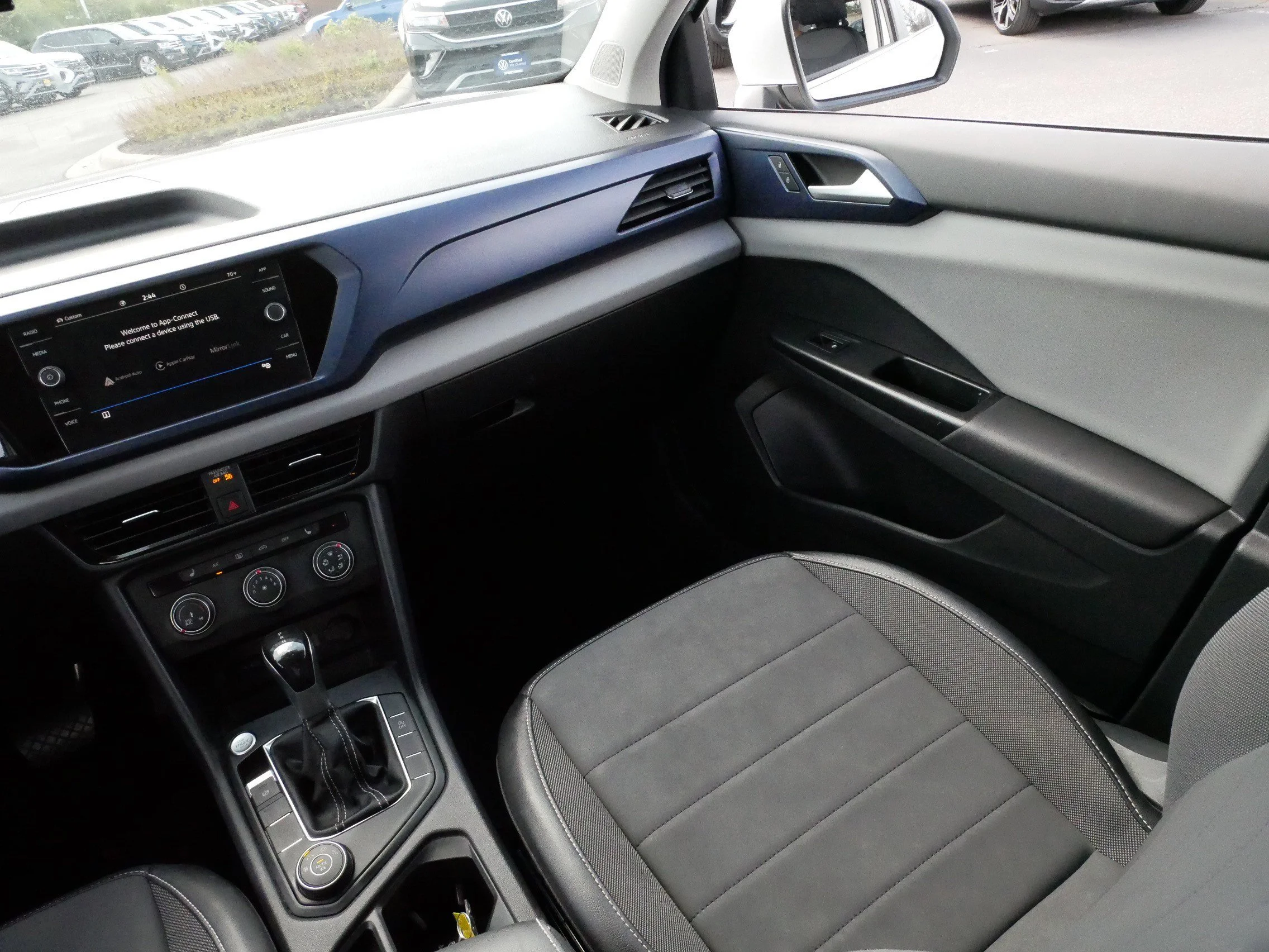Used 2022 Pure White Volkswagen SE image 11