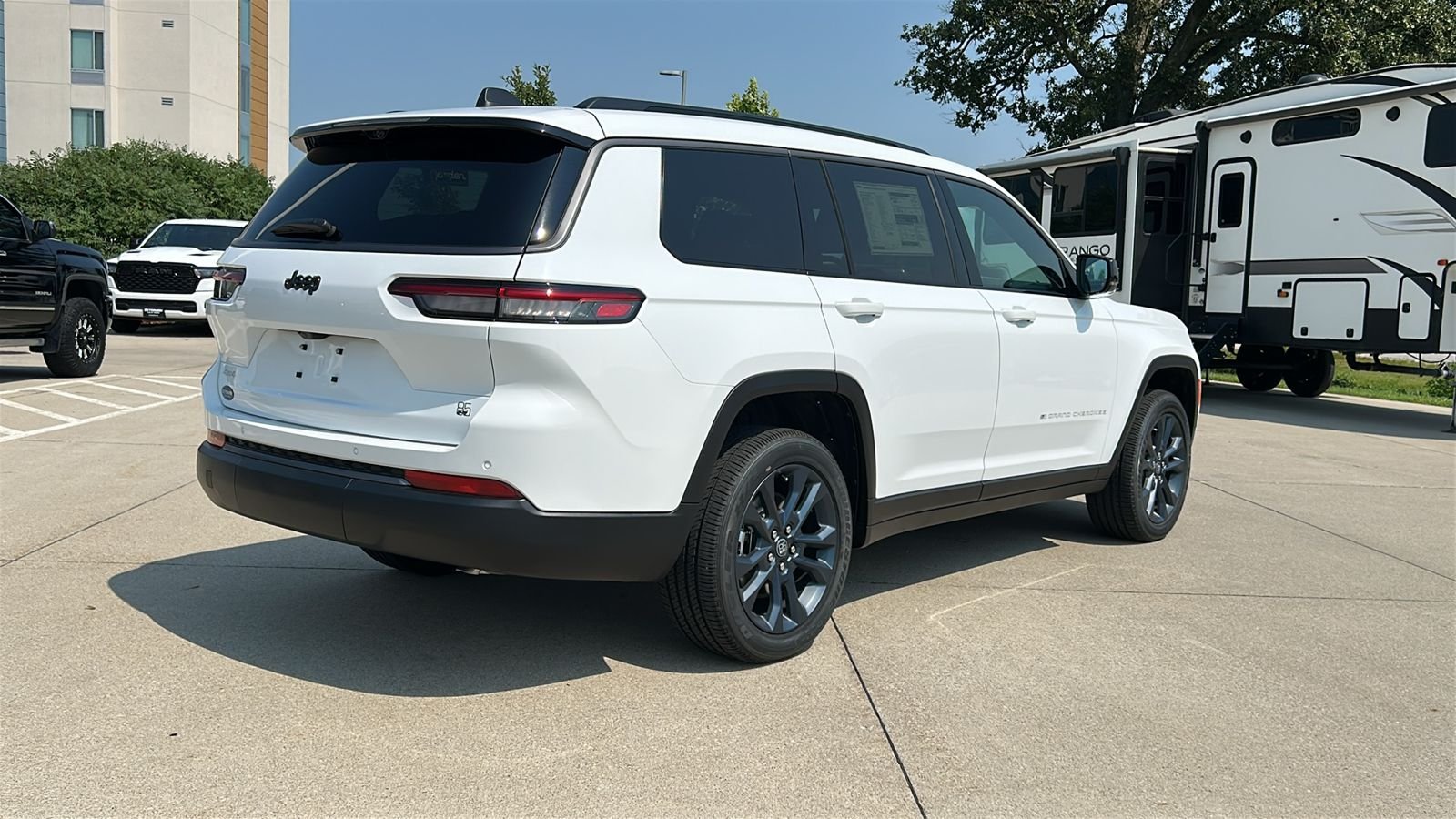 New 2026 Bright White Clear-Coat Exterior Paint Jeep  image 4
