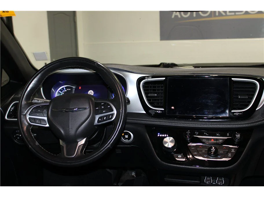 Used 2022 Brilliant Black Crystal Pearlcoat Chrysler Hybrid Touring L image 15