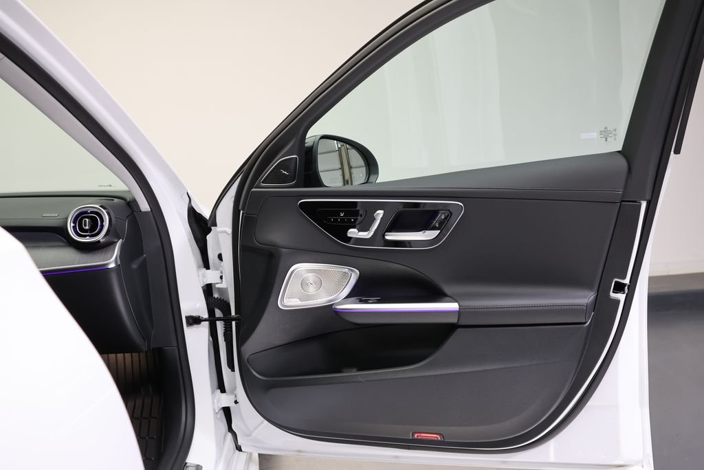 New 2026 MANUFAKTUR Moonlight White Metallic Mercedes-Benz C 300 image 45