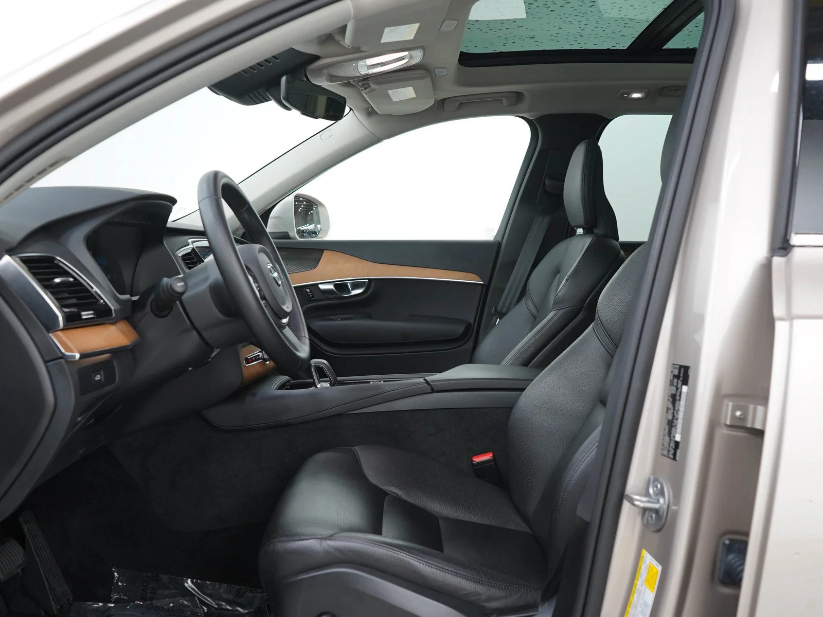 Used 2023 Dusk Metallic Volvo Plus image 26