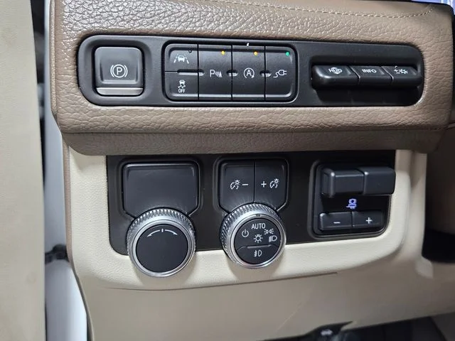 Used 2021 White GMC Denali image 32