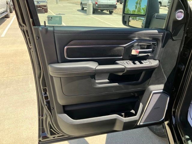 New 2026 Diamond Black Crystal Pearl-Coat Exterior Paint RAM Laramie image 8