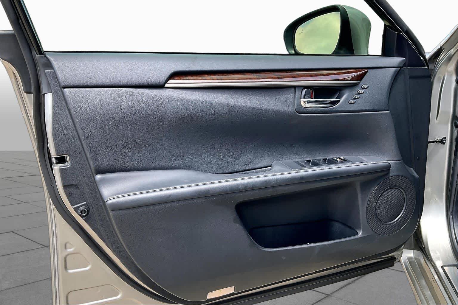 Used 2015 Atomic Silver Lexus  image 19