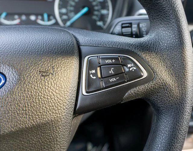 Used 2022 Diamond White Ford SE image 22