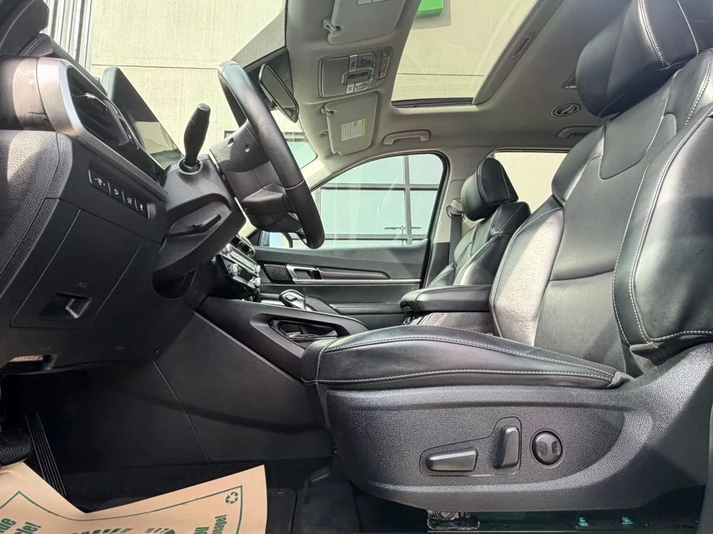Used 2025 Black Kia S image 9
