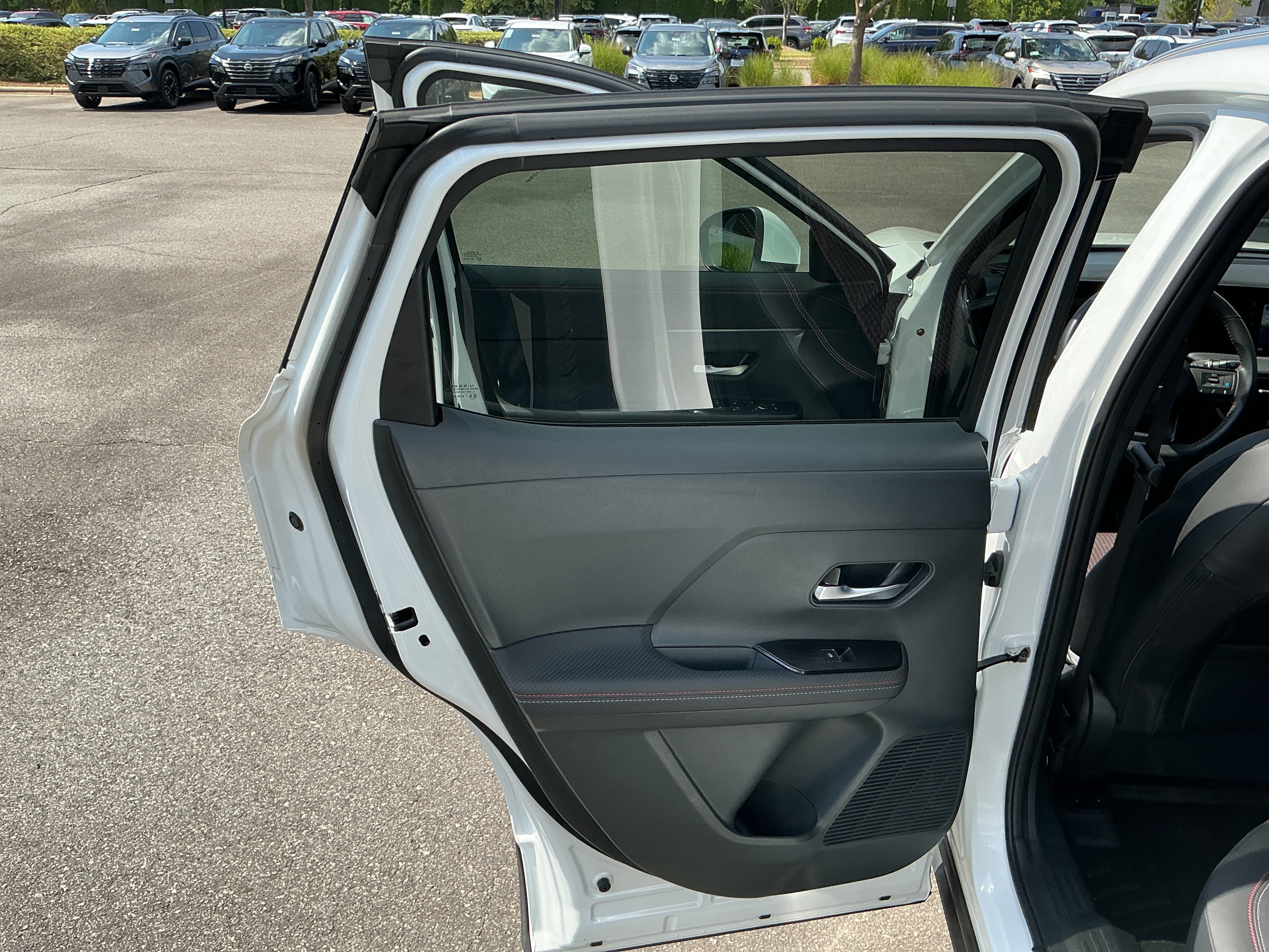 Used 2025 Aspen White Tricoat Nissan SR image 21