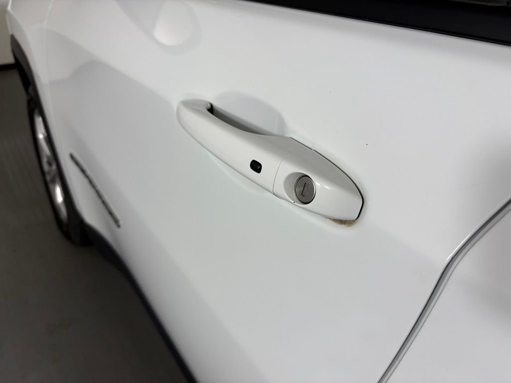 Used 2024 White Jeep Latitude image 11