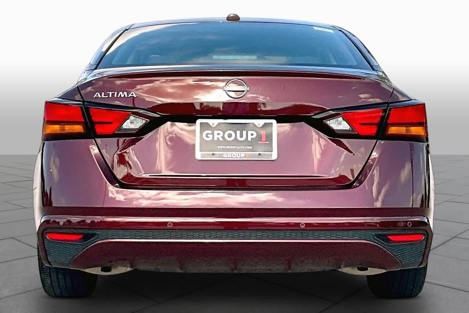 Certified Used 2025 Garnet Pearl Metallic Nissan SV image 5