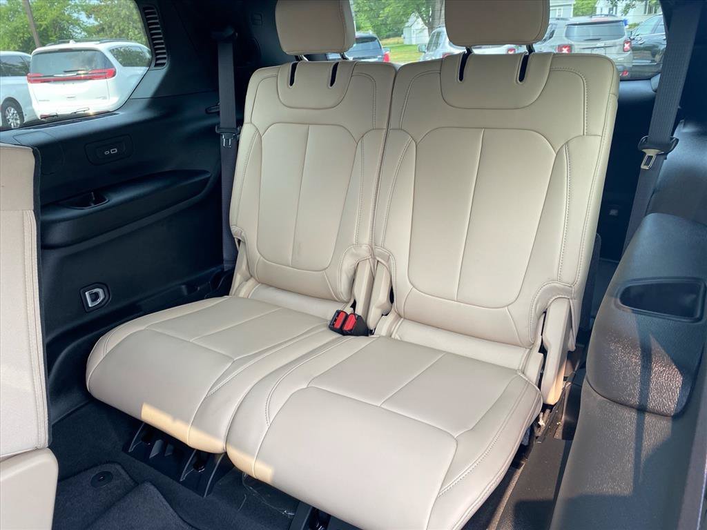 Used 2025 Diamond Black Crystal Pearlcoat Jeep Limited image 25
