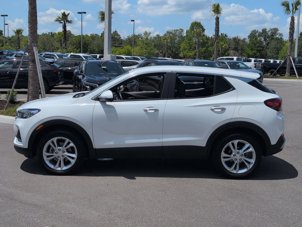 Used 2023 Summit White Buick Preferred image 5