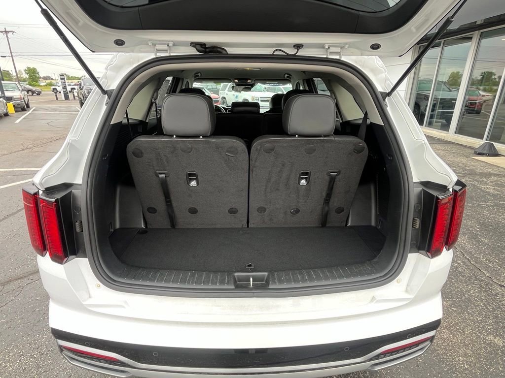 Used 2022 White Kia S image 12