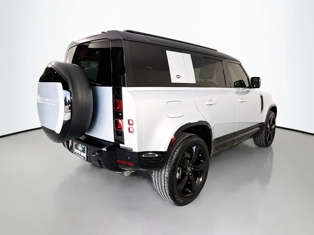 Used 2024 Hakuba Silver Metallic Land Rover X-Dynamic SE image 5