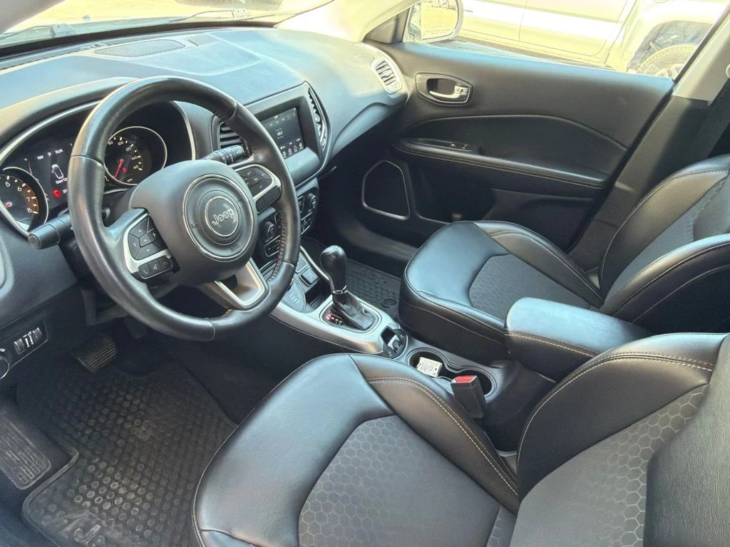 Used 2019 White Jeep Latitude image 8