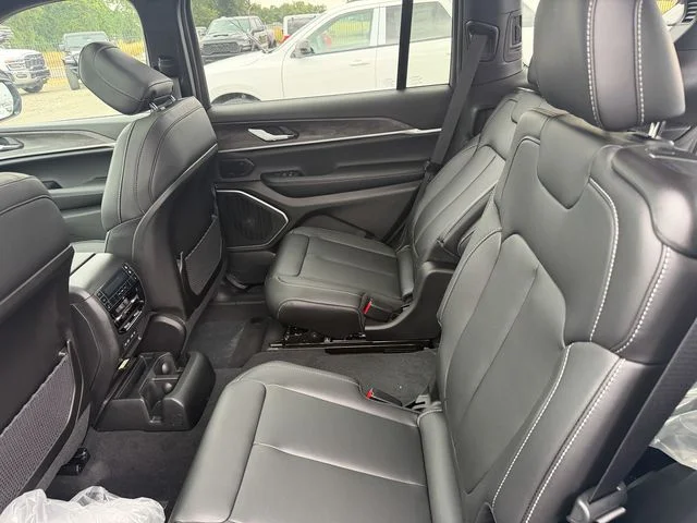 New 2026 Bright White Clear-Coat Exterior Paint Jeep Limited image 25
