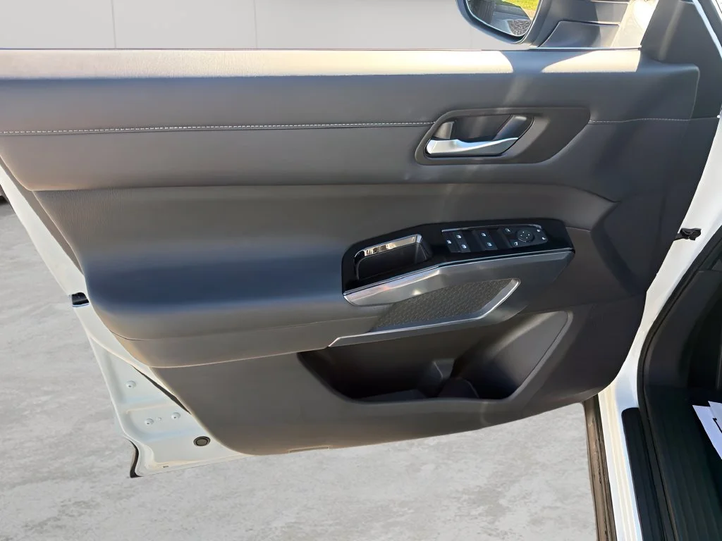 Used 2024 Pearl White Tricoat/Super Black Nissan SL image 15
