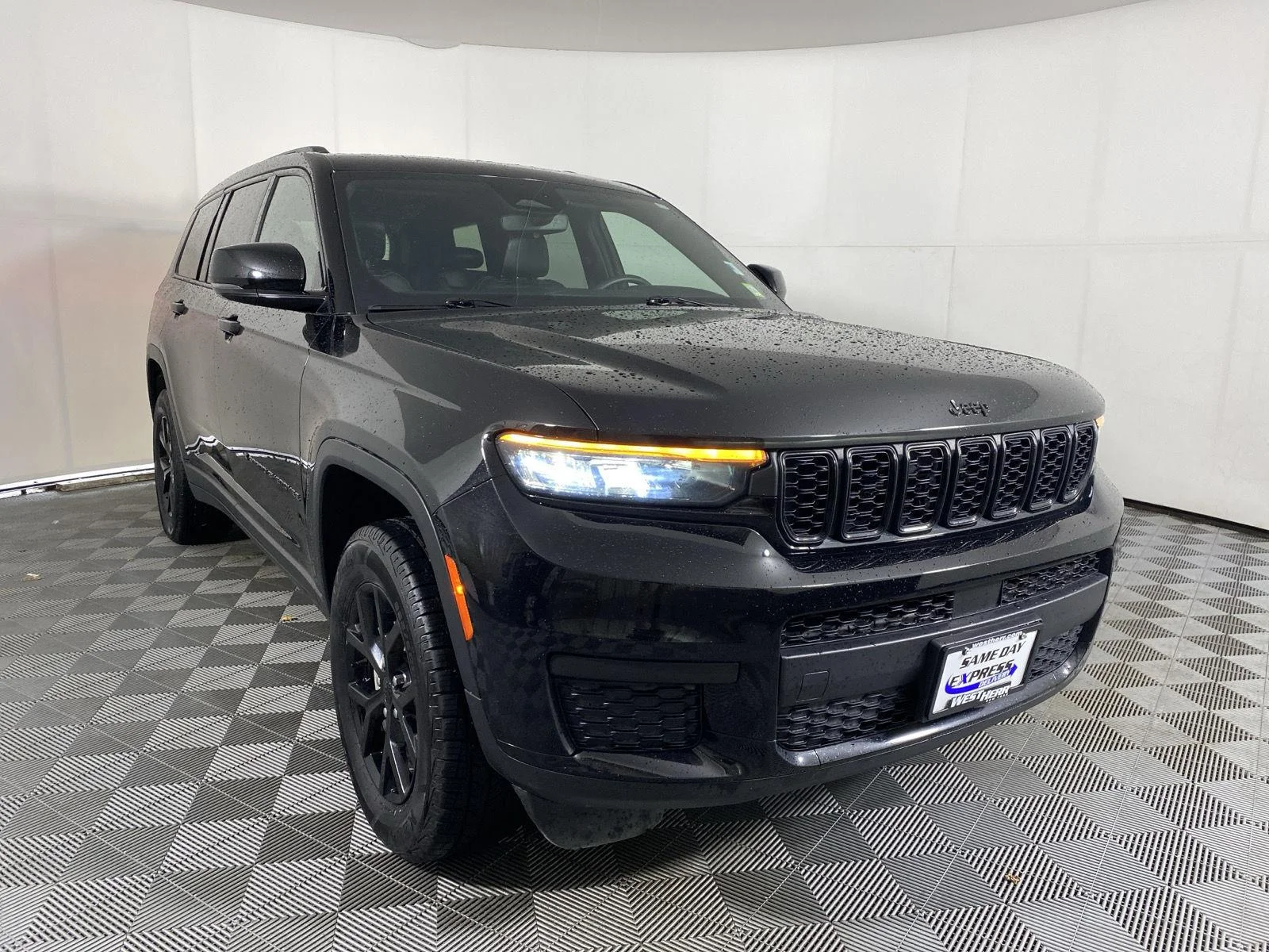 Used 2024 Diamond Black Crystal Pearlcoat Jeep Altitude image 18