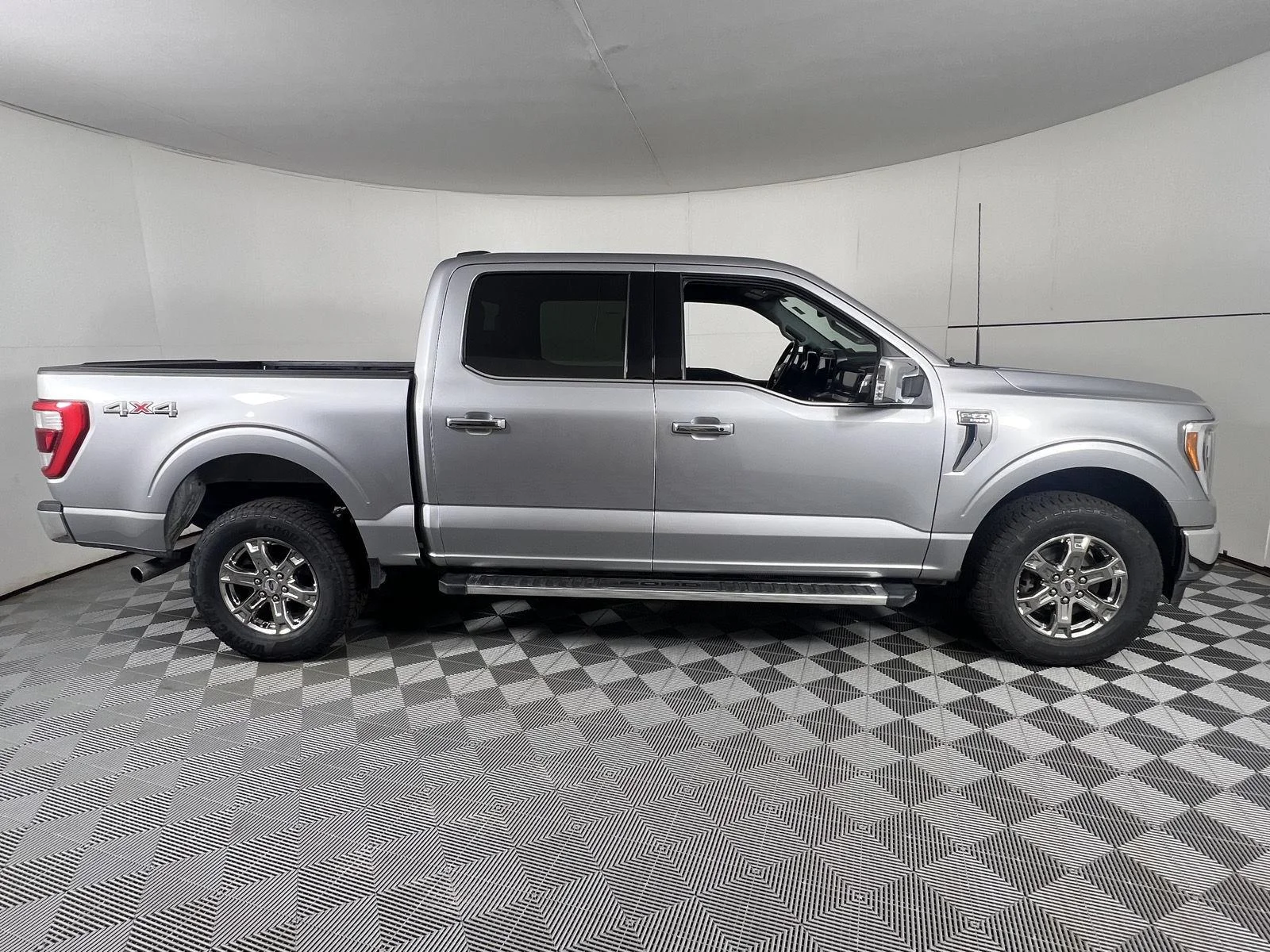 Used 2022 Iconic Silver Ford LARIAT image 11
