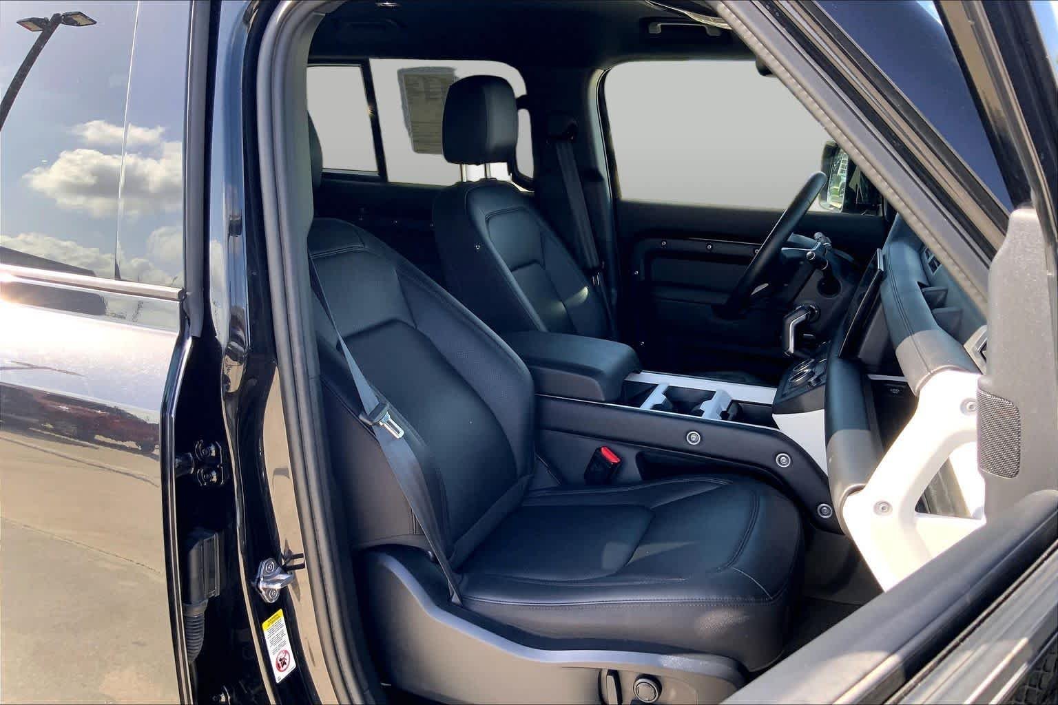 Used 2025 Santorini Black Metallic Land Rover S image 9