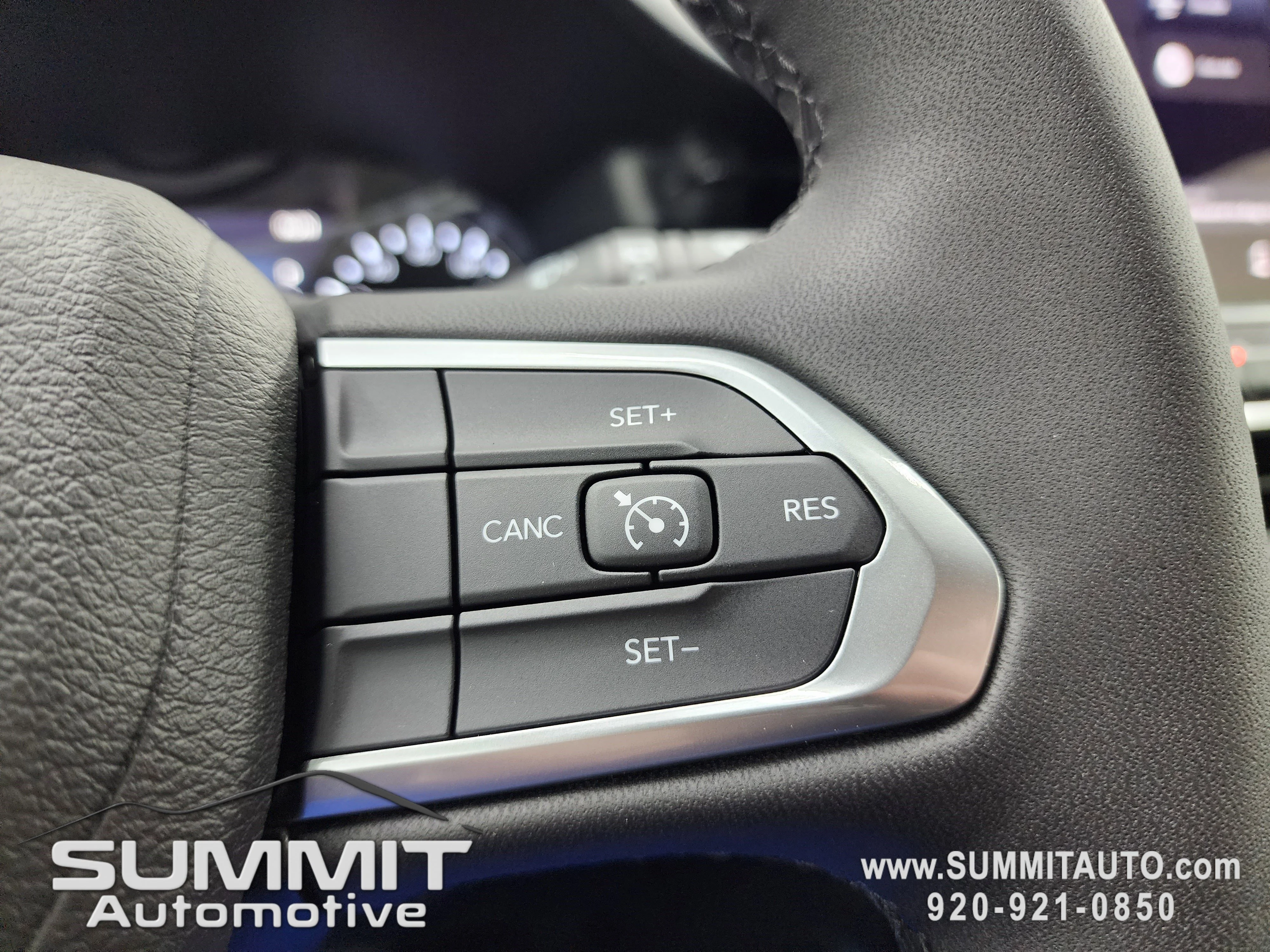 New 2026 Diamond Black Crystal Pearl-Coat Exterior Paint Jeep Latitude image 14