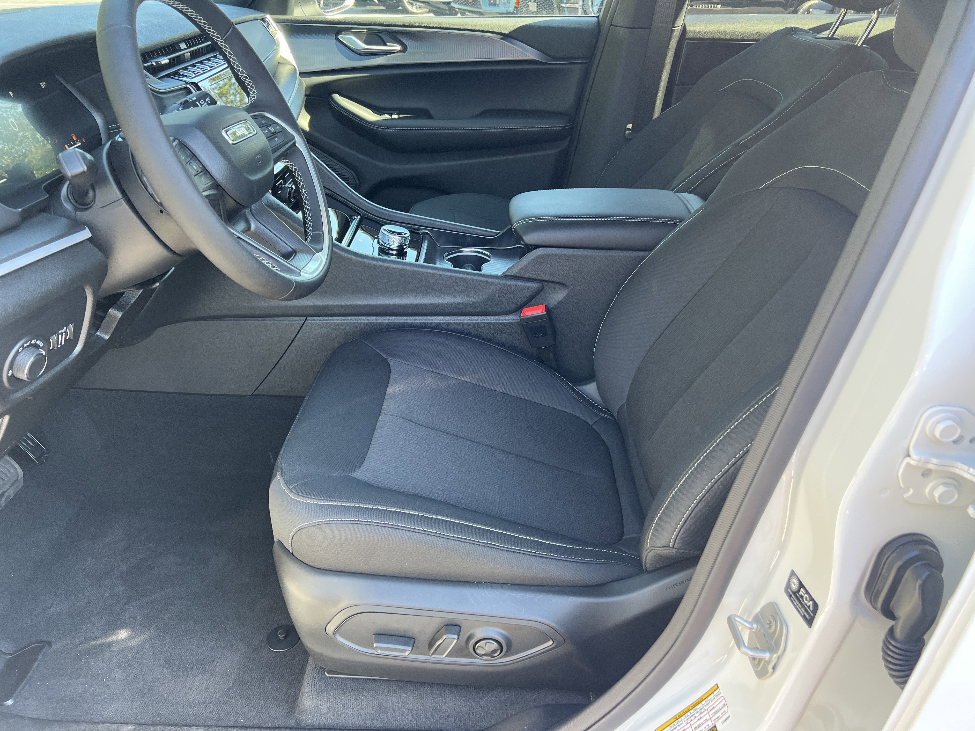 New 2026 Bright White Clear-Coat Exterior Paint Jeep Laredo image 11