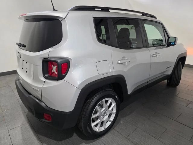 Used 2021 Silver Jeep Latitude image 5