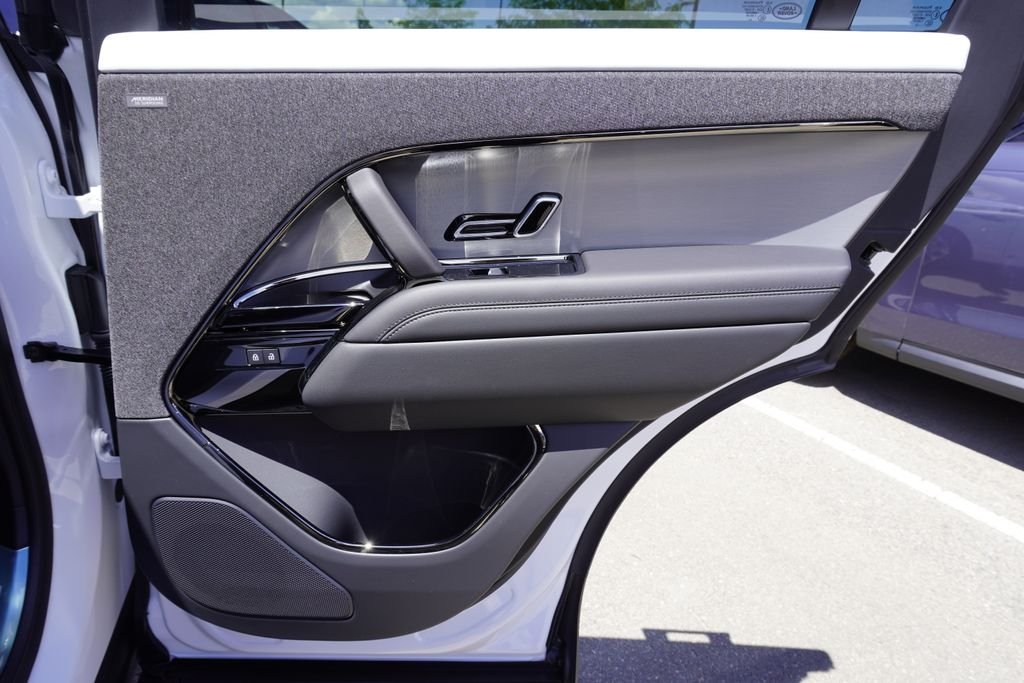 New 2026 Ostuni Pearl White LAND ROVER Dynamic SE image 25