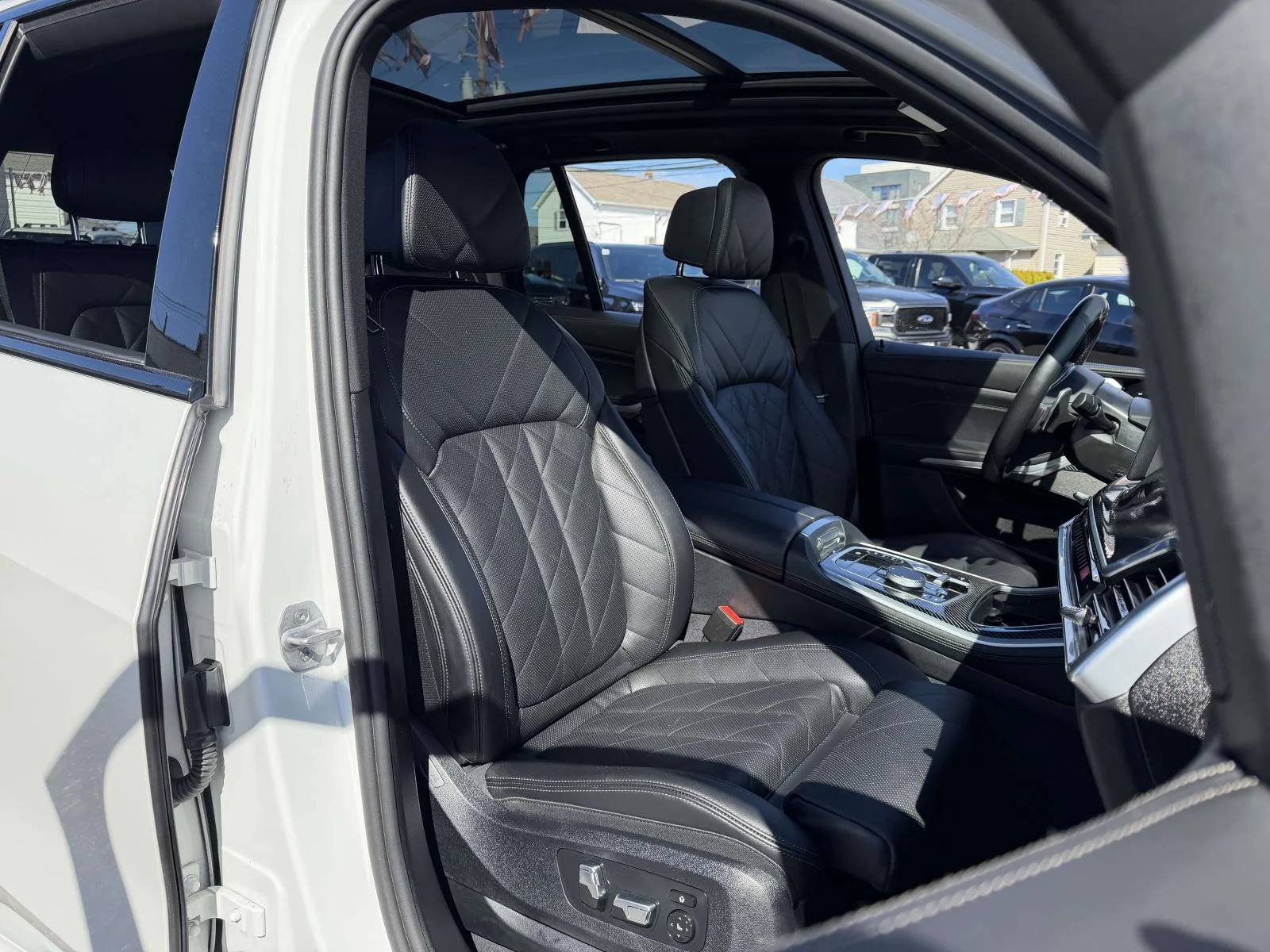 Used 2026 White BMW M60i image 11
